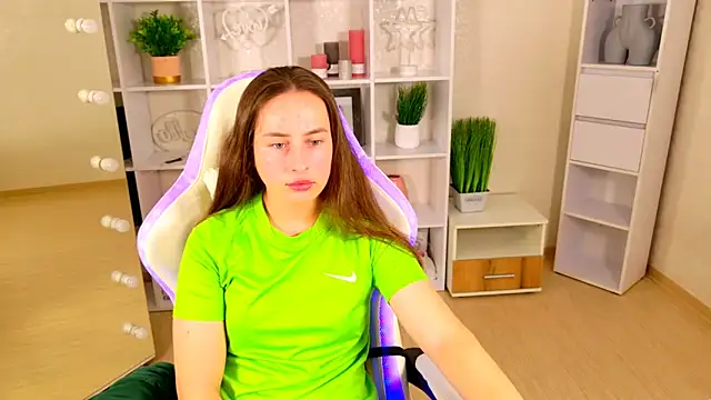 NadinnL online show from 05/19/26, 06:31