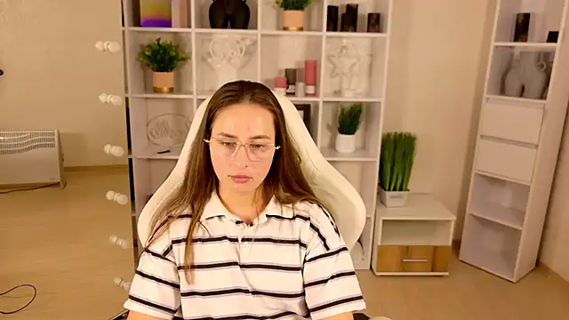 NadinnL online show from 05/26/26, 06:53