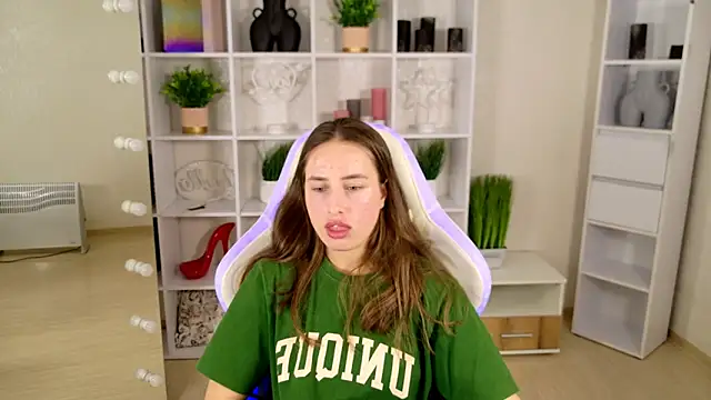 NadinnL online show from 06/04/26, 06:41