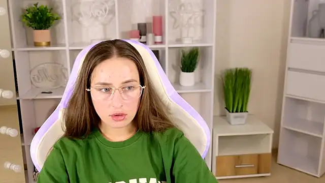 NadinnL online show from 06/07/26, 01:04