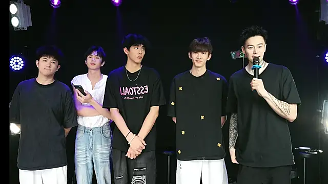 Snapshot of Zouzouboy-001 chatting on 06/21/26, 12:08 Zouzouboy-001 online show from 06/21/26, 12:08