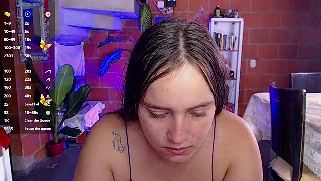 Snapshot of Valerymoon19 chatting on 06/18/26, 06:34 Valerymoon19 online show from 06/18/26, 06:34