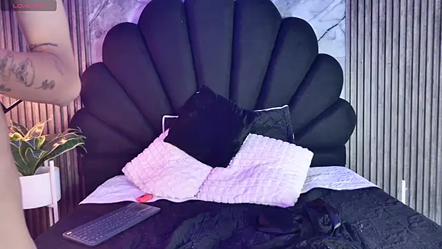 Taylor brownn online show from 04/23/26, 03:03