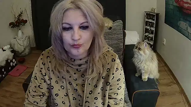 Snapshot of Divineblond chatting on 01/28/25, 02:11 Divineblond online show from 01/28/25, 02:11