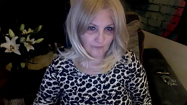 Snapshot of Divineblond chatting on 02/02/25, 08:08 Divineblond online show from 02/02/25, 08:08
