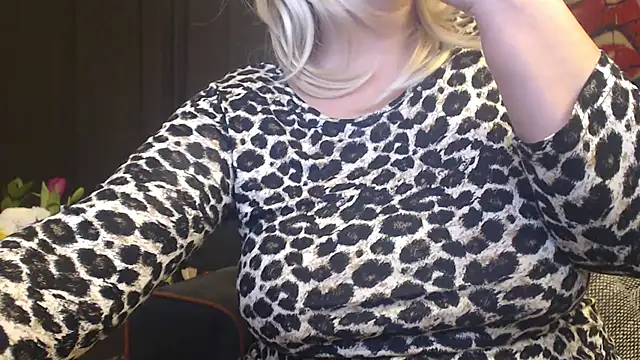 Snapshot of Divineblond chatting on 02/03/25, 08:35 Divineblond online show from 02/03/25, 08:35