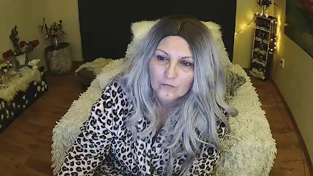 Snapshot of Divineblond chatting on 02/06/25, 01:27 Divineblond online show from 02/06/25, 01:27