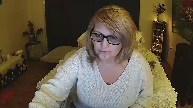 Snapshot of Divineblond chatting on 02/11/25, 08:31 Divineblond online show from 02/11/25, 08:31