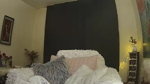 Snapshot of Divineblond chatting on 02/17/25, 01:04 Divineblond online show from 02/17/25, 01:04