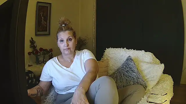 Snapshot of Divineblond chatting on 02/17/25, 09:52 Divineblond online show from 02/17/25, 09:52