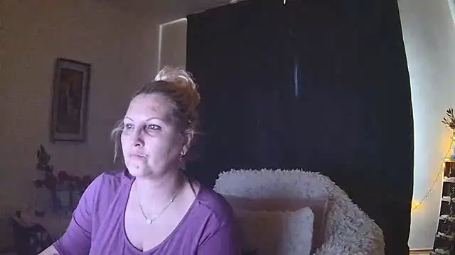 Snapshot of Divineblond chatting on 02/19/25, 11:17 Divineblond online show from 02/19/25, 11:17