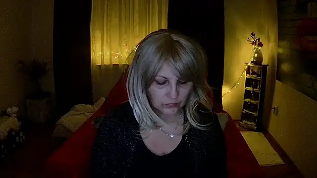 Snapshot of Divineblond chatting on 02/19/25, 10:31 Divineblond online show from 02/19/25, 10:31