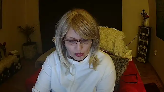 Snapshot of Divineblond chatting on 02/20/25, 08:36 Divineblond online show from 02/20/25, 08:36