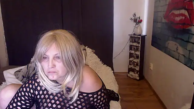 Snapshot of Divineblond chatting on 02/25/25, 07:47 Divineblond online show from 02/25/25, 07:47