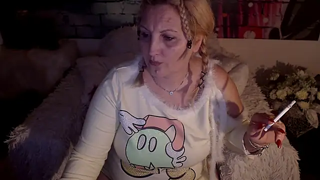 Snapshot of Divineblond chatting on 03/05/25, 08:53 Divineblond online show from 03/05/25, 08:53