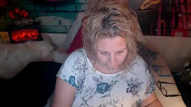 Snapshot of Divineblond chatting on 03/10/25, 07:50 Divineblond online show from 03/10/25, 07:50