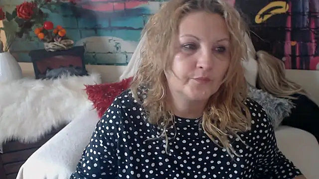 Snapshot of Divineblond chatting on 03/12/25, 08:19 Divineblond online show from 03/12/25, 08:19