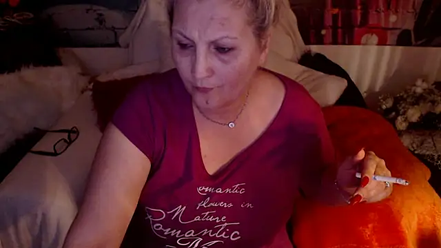 Snapshot of Divineblond chatting on 03/13/25, 06:56 Divineblond online show from 03/13/25, 06:56