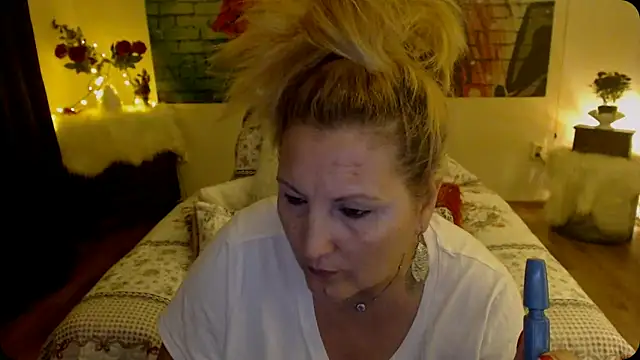 Snapshot of Divineblond chatting on 03/17/25, 06:00 Divineblond online show from 03/17/25, 06:00