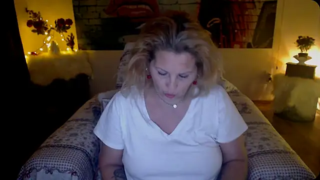 Snapshot of Divineblond chatting on 03/17/25, 11:21 Divineblond online show from 03/17/25, 11:21