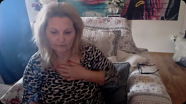 Snapshot of Divineblond chatting on 03/19/25, 10:22 Divineblond online show from 03/19/25, 10:22