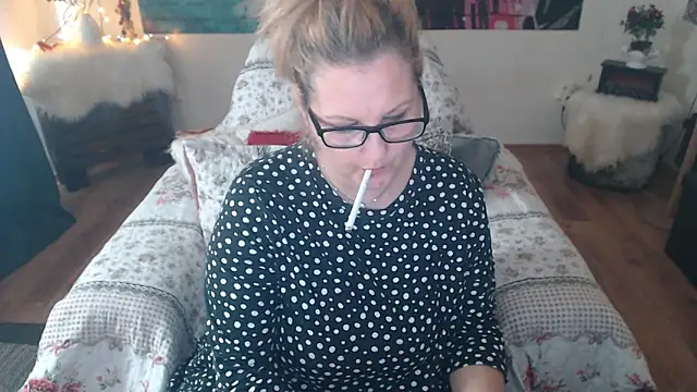 Snapshot of Divineblond chatting on 03/21/25, 01:45 Divineblond online show from 03/21/25, 01:45
