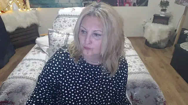 Snapshot of Divineblond chatting on 03/21/25, 08:50 Divineblond online show from 03/21/25, 08:50