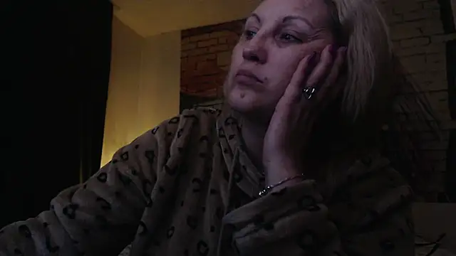 Snapshot of Divineblond chatting on 03/22/25, 02:27 Divineblond online show from 03/22/25, 02:27