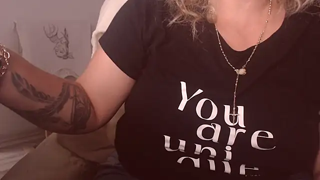 Snapshot of Divineblond chatting on 09/17/25, 02:41 Divineblond online show from 09/17/25, 02:41