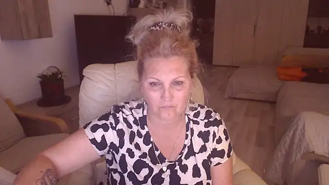 Snapshot of Divineblond chatting on 09/18/25, 10:56 Divineblond online show from 09/18/25, 10:56