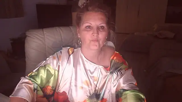 Snapshot of Divineblond chatting on 09/19/25, 10:54 Divineblond online show from 09/19/25, 10:54