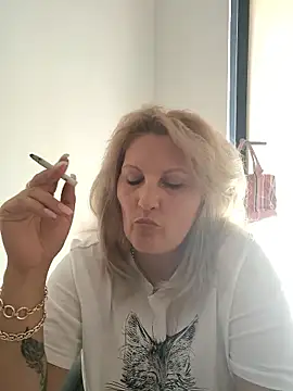 Snapshot of Divineblond chatting on 09/23/25, 12:30 Divineblond online show from 09/23/25, 12:30