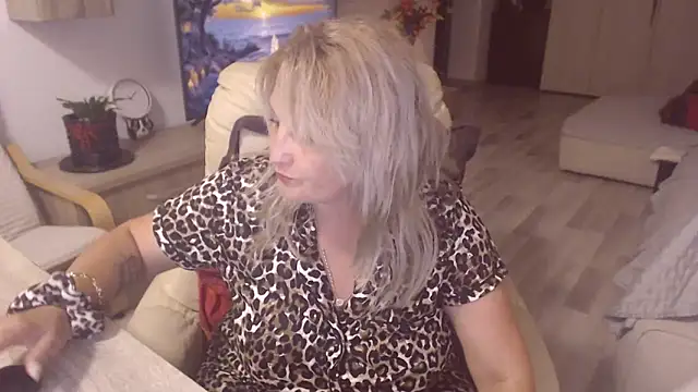 Snapshot of Divineblond chatting on 09/24/25, 10:46 Divineblond online show from 09/24/25, 10:46