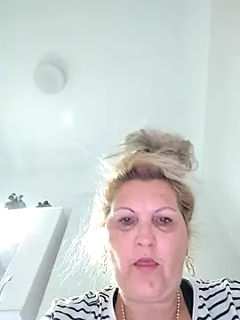 Snapshot of Divineblond chatting on 10/05/25, 02:48 Divineblond online show from 10/05/25, 02:48
