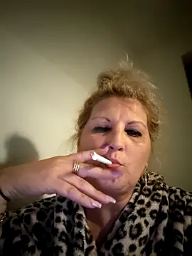 Snapshot of Divineblond chatting on 10/06/25, 07:33 Divineblond online show from 10/06/25, 07:33