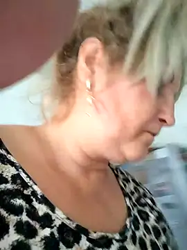 Snapshot of Divineblond chatting on 10/08/25, 11:41 Divineblond online show from 10/08/25, 11:41