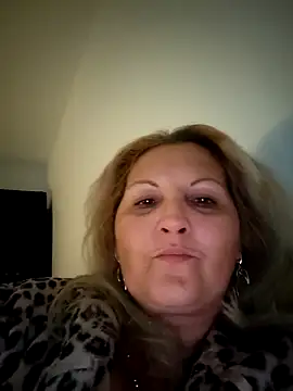 Snapshot of Divineblond chatting on 10/17/25, 06:43 Divineblond online show from 10/17/25, 06:43