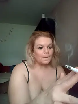 Snapshot of Maryquenn chatting on 06/22/26, 04:37 Maryquenn online show from 06/22/26, 04:37