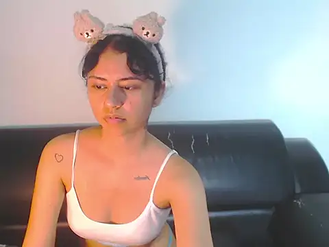 Snapshot of BellaLuxxs chatting on 05/16/26, 12:51 BellaLuxxs online show from 05/16/26, 12:51