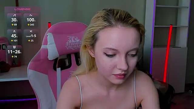 Snapshot of _CloudNine_ chatting on 06/19/26, 03:33 CloudNine online show from 06/19/26, 03:33