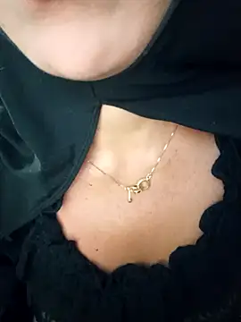 Snapshot of nadia__abaud chatting on 03/12/25, 08:41 nadia abaud online show from 03/12/25, 08:41