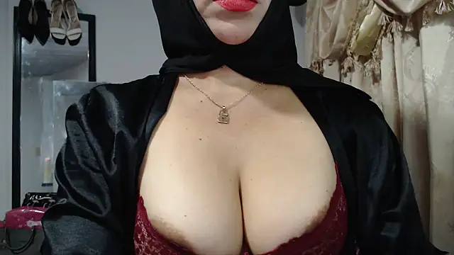Snapshot of nadia__abaud chatting on 07/06/26, 12:51 nadia abaud online show from 07/06/26, 12:51