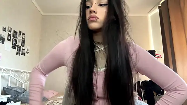 Snapshot of LouisePavlides chatting on 05/04/26, 12:34 LouisePavlides online show from 05/04/26, 12:34