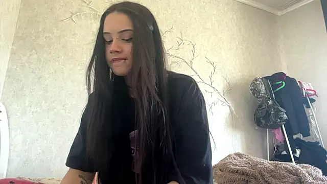 Snapshot of LouisePavlides chatting on 05/27/26, 01:30 LouisePavlides online show from 05/27/26, 01:30