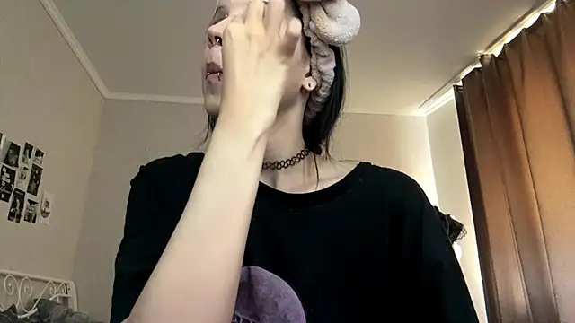 Snapshot of LouisePavlides chatting on 06/11/26, 12:14 LouisePavlides online show from 06/11/26, 12:14