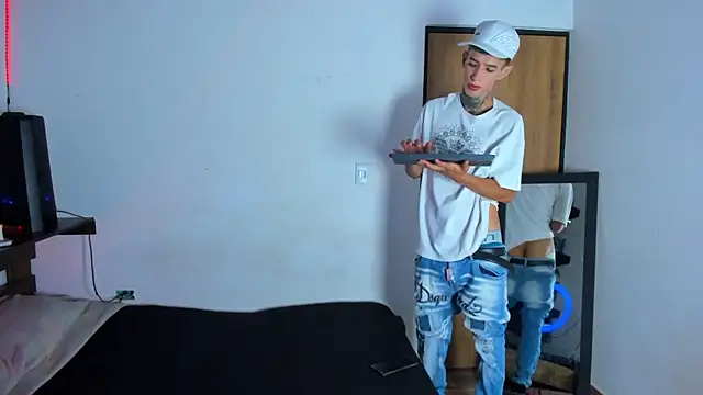 Darwinstark  online show from 04/28/26, 07:52