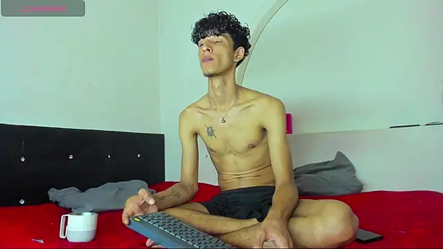 liammendoza98 online show from 04/27/26, 12:03