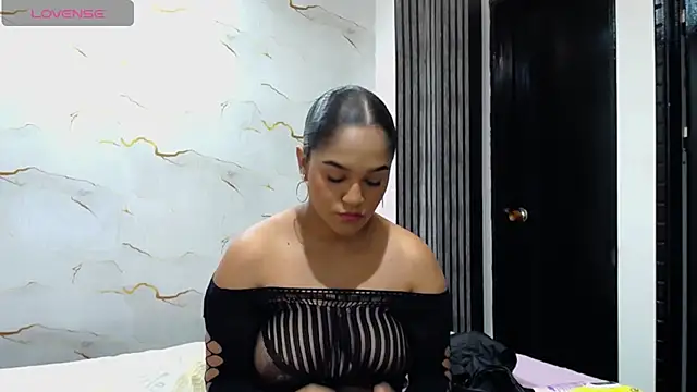 Snapshot of Liaa_cams chatting on 06/26/26, 03:00 Liaa cams online show from 06/26/26, 03:00