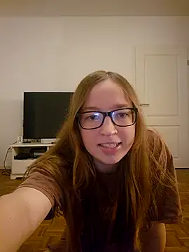 Snapshot of Freaky-Doll chatting on 08/05/26, 08:55 Freaky-Doll online show from 08/05/26, 08:55