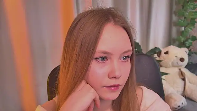 Snapshot of FloraLarsson chatting on 06/07/26, 10:19 FloraLarsson online show from 06/07/26, 10:19